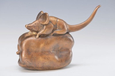 Gernot Rumpf, geb. 1941 Kaiserslautern, Maus auf Paprika, Bronzeguß, monogrammiert, Gießerstempel Strehle, H. ca. 9cm, L. ca. 14cm