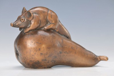 Gernot Rumpf, geb. 1941 Kaiserslautern, Maus auf Birne, Bronzeguß, monogrammiert, Gießerstempel Strehle, H. ca. 9cm, L. ca. 14cm
