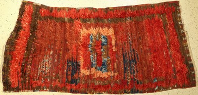 Tülü antik, Zentralanatolien, um 1900, Wolle geknüpft und gewebt auf Wolle. Seltener Schlafteppich mit typisch zottigen Flor und ...