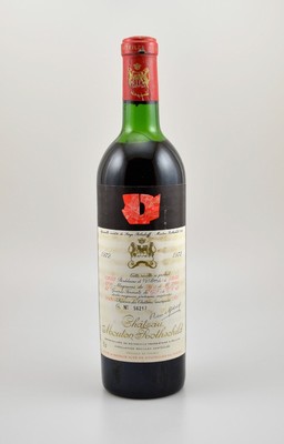 1 Flasche 1972 Chateau Mouton Rothschild, Premier Grand Cru Classe, ca. 73 cl, Füllstand: ca. upper mid shoulder, Etikett beschmutzt, ...