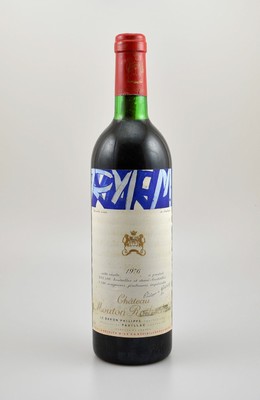 1 Flasche 1976 Chateau Mouton Rothschild, Pauillac, Premier Cru Classe, ca. 75 cl, Füllstand: ca. top shoulder, unverkostet, Künstleretikett von ...