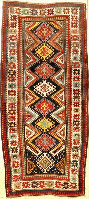 Kasak antik, Südwestkaukasus, 19.Jhd., Wolle geknüpft auf Wolle. Farbenfroher Kasak im Long-Rug Format mit erstklassigen Naturfarben. Hakenrauten ...