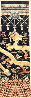 Ning-Hsia "Drachen-Säulenteppich" antik, Westchina, um 1900, Wolle geknüpft auf Baumwolle. Säulenteppich mit fünfklauigen Drachen und ...
