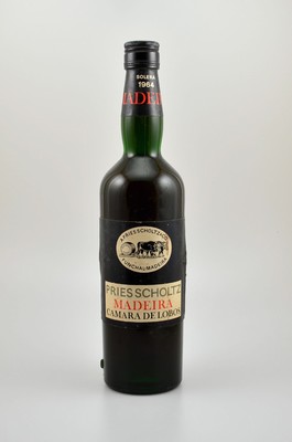 1 Flasche 1964 Madeira Solera, A. Pries Scholtz Madeira Camara de Lobos, importiert durch Bols-Import Neuss/Rh, Etikett l. besch., bzw., beschmutzt, ...
