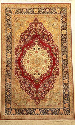 Feiner Seiden Kaisery alt, Türkei, ca. 60 Jahre, reine Naturseide, ca. 225 x 138 cm, EHZ: 2 (sehr guter Zustand), edel und dekorativ.