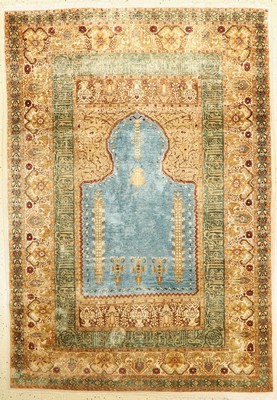 Kashmir Seide Gebetsteppich, Indien, ca. 70Jahre, Seide Baumwolle, ca. 195 x 136 cm, Himmelblauer Fond, selten, EHZ: 2-3. Transylvanische Muster.
