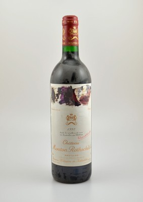 1 Flasche 1992 Chateau Mouton Rothschild, Pauillac, Premier Grand Cru Classe, ca. 75 cl,12,5 % Vol., Füllstand: into neck, unverkostet, ...