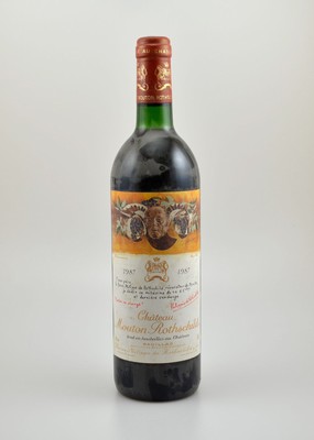 1 Flasche 1987 Chateau Mouton Rothschild, Pauillac, Premier Grand Cru Classe, ca. 75 cl, 12 % Vol., Füllstand: top shoulder, Etikett l. beschmutzt, ...