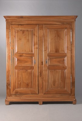 Dielen-/Kleiderschrank, wohl Südpfalz oder Elsass, um 1820/30, Nußbaum massiv, dreiseitig kassettiert, doppelt kannelierte Kassettenfüllungen, ...