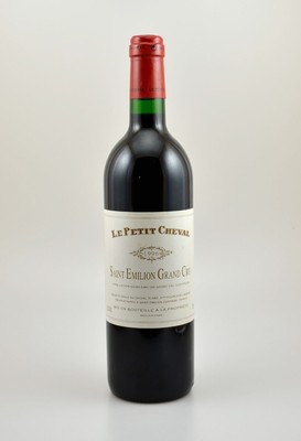 1 Flasche 1996 Le Petit Cheval, Saint-Emilion Grand Cru, 2. Wein von Chateau Cheval Blanc, ca. 75 cl, 12,5 % Vol., Füllstand: ca. into neck, sehr ...
