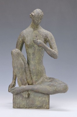 Erich Koch, 1924 Roßbach/Pfalz - 2014 München , Bronzeskulptur, sitzender Frauenakt mit Vogel, H. ca. 41 cm, B. 26 cm, am Sockel signiert, nach ...