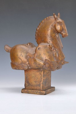 Gernot Rumpf, geb. 1941 Kaiserslautern, Pferd in Rüstung, Bronzeguß, signiert und num. 6/25, signiert und dat. 1987, ca. 34 x 30 cm