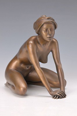 Arno Breker, 1900 Elberfeld-1991 Düsseldorf,Mädchen mit Kopftuch, Bronzeskulptur, signiert und num. 333/499, Gießerstempel Venturi Arte, H. ca. ...
