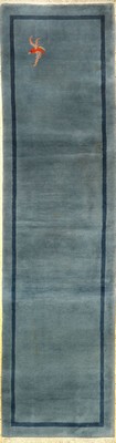 China fein, China, ca. 30 Jahre, Wolle auf Baumwolle, ca. 306 x 82 cm, himmelblauer Grund, dekorativ, EHZ: 2 (Flecken)