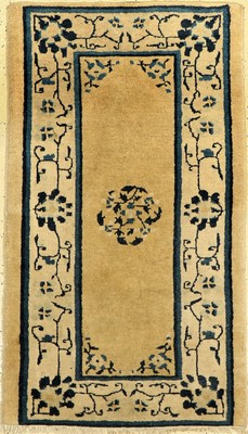 Peking antik, China, 19.Jhd., Wolle auf Baumwolle, ca. 119 x 68 cm, EHZ: 2-3 (eine Seite etwas reduziert).