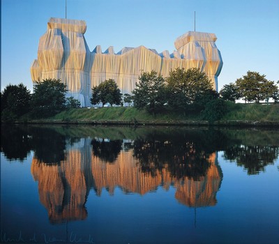 Christo und Jeanne Claude, geb. 1935, Farboffset auf Karton,"Wrapped Reichstag" Blick auf den verhüllten Reichstag vom Schiffbauer Damm ...