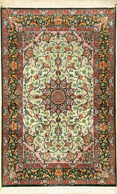 Feiner Seidengrund Esfahan "Nasr" (Signiert), Persien, ca. 10 Jahre alt, Korkwolle mit Seidengrund auf Seidenkette, ca. 170 x 110 cm, EHZ: ...