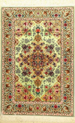 Feiner Seidengrund Esfahan "Ahmadi" (Signiert), Persien, ca. 10 Jahre alt, Korkwolle mit Seidengrund auf Seidenkette, ca. 170 x 115 cm, ...