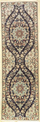 Nain, Persien, ca. 30 Jahre, Wolle auf Baumwolle, ca. 204 x 65 cm, EHZ: 2 (verblasst)