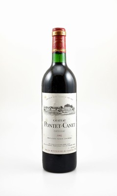 2 Flaschen 1982 Chateau Pontet-Canet, Pauillac, Grand Cru Classe, je ca. 75 cl, Füllstände: je ca. into neck, Etiketten l. besch., bzw. beschmutzt, ...
