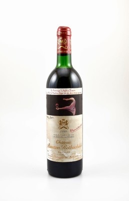1 Flasche 1990 Chateau Mouton Rothschild, Pauillac, ca. 75 cl, 12,5 % Vol., Füllstand: top shoulder, Etikett bzw. Rückenetikett fleckig, ...