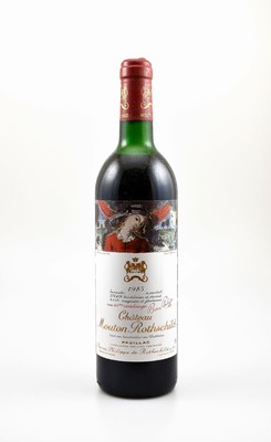1 Flasche 1985 Chateau Mouton Rothschild, Pauillac, Premier Grand Cru Classe, ca. 75 cl,Füllstand: ca. upper mid shoulder, Etikett l. beschmutzt, ...
