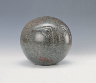 Henry Munyaradzi,1931-1998, Serpentin, Kopf in Ballform, behauen, auf dem Boden signiert, D. ca. 16 cm