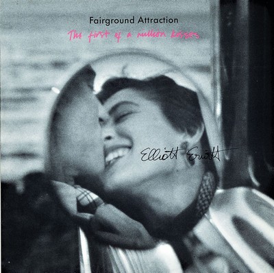 Elliot Erwitt, geb. 1928, fairground Attraction, "The first of a millionkisses", Offset auf Karton, handsigniert, PP. 30.5 x 30.5 cm, ...
