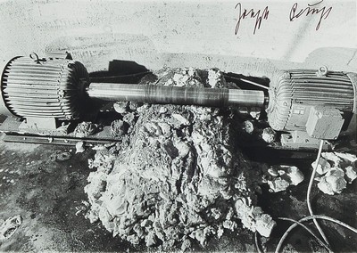 Joseph Beuys, 1921-1986, Fotografie, Gelatinesilberabzug, Blattgr. 40.5 x 30.5 cm, Rahmen: 42 x 52 cm, verso num. 30/36, fotografiert von Werner ...