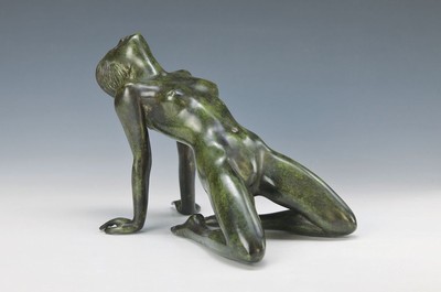Arno Breker, 1900- 1991, Bronzeskulptur, dunkelgrün patiniert, "Junge Venus", signiert, num. 7/300 20 x 16 x 27 cm, Gießerstempel Venturi ...