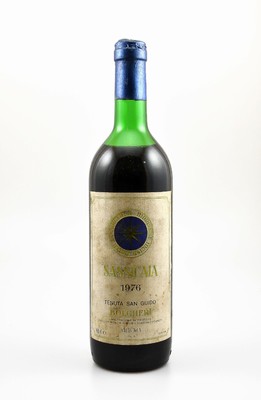 1 Flasche 1976 Tenuta San Guido Sassicaia, Bolgheri, Toscana, ca. 75 cl, 12,3 % Vol., Füllstand: ca. mid shoulder, Etikett beschmutzt, unverkostet, ...