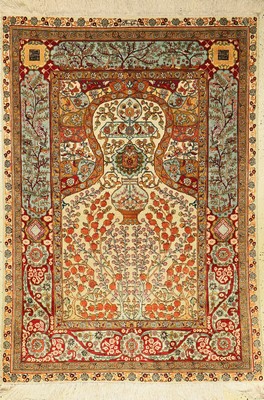 Hereke Seide fein, China, ca. 40 Jahre, reine Naturseide, ca. 152 x 107 cm, EHZ: 2, (Metallbroschiert).