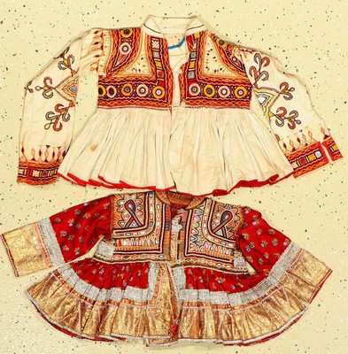 Konvulut aus 2 Kinderkleidern, Rajanstan um 1950/60, Flecken.