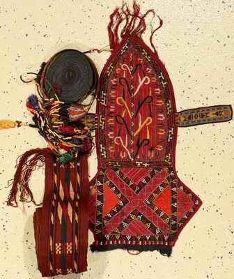 Konvulut aus 2 Zeltbändern , 1 xTurkmenisches Zelltband und 1x Shasahvan Zeltband um 1940 und 1 X Tierkopf Schmuck.