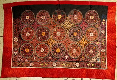 Usbekische Stickerei, ca. 50 Jahre, Baumwolle und Seide, ca. 211 x 144 cm, EHZ: 2