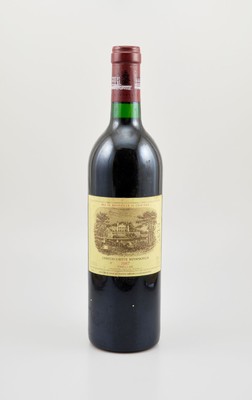 1 Flasche 1987 Chateau Lafite Rothschild, Pauillac, Premier Grand Cru Classe, ca. 75 cl, 12 % Vol., Füllstand: ca. into neck, Etikett l. beschmutzt, ...