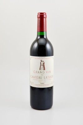 1 Flasche 1992 Chateau Latour, Pauillac, Premier Grand Cru Classe, ca. 75 cl, 12,5 % Vol., Füllstand: ca. into neck, hervorragender ...