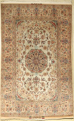 Feiner Esfahan "Nasri" Seidengrund (Signiert), Persien, ca. 30 Jahre alt, Korkwolle mit und auf Seide, ca. 227 x 138 cm, EHZ: 2-3.