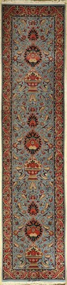 Feiner Esfahan (Signiert), Persien, ca. 30 Jahre, Korkwolle mit und auf Seide, ca. 298 x 71 cm, EHZ: 2, dekorativ
