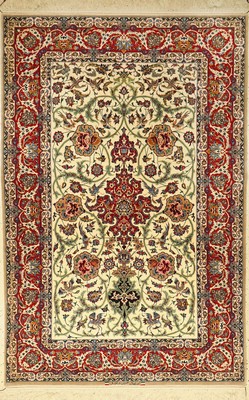 Feiner Esfahan "Hossein Davari" (Signiert), Persien, ca. 30 Jahre alt, Korkwolle mit und auf Seide, ca. 200 x 132 cm, EHZ: 2 (fachkundig ...