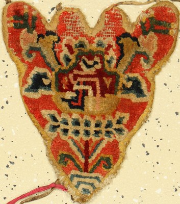 Tierkopfschmuck antik, (Publiziert), Tibet,um 1900, Wolle auf Wolle, ca. 26 x 22 cm, Publiziert bei Koos de Jong