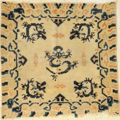 Ning-Hsia "Sitzmatte" antik, China, DrachenDesign, Mitte 19.Jhd., Wolle auf Baumwolle, ca. 100 x 93 cm, aus der Sammlung Koos de Jong, ...