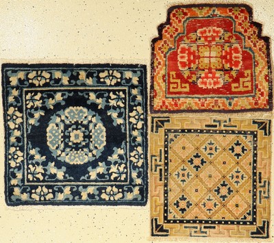 (3 Lots) 2x Sitzmatten 1x Thronsitz antik, China, 19.Jhd., Wolle/Baumwolle, aus der Sammlung Koos de Jong.