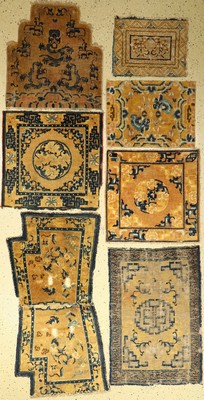 (7 Lots) 4x Ning-Hsia Sitzmatten 1 Ning-Hsia Thronsitzmatte 2x Ning-Hsia Sattel antik, China 18/19.Jhd., Wolle/Baumwolle, aus der Sammlung Koos de ...