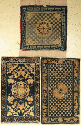 (3 Lots) 1 Ning-Hsia Sitzmatte 2x Ning-Hsia Sattelauflagen antik, China, 18/19.Jhd., Wolle/Baumwolle, aus der Sammlung Koos de Jong.