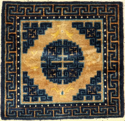 Ning-Hsia "Sitzmatte" antik, China, 19.Jhd., Wolle auf Baumwolle, ca. 70 x 65 cm, Sammlung Koos de Jong, EHZ: 2-3
