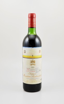 1 Flasche 1983 Chateau Mouton Rothschild, Pauillac, Premier Grand Cru Classe, ca. 75 cl,Füllstand: ca. mid shoulder, Etikett l. beschmutzt bzw. ...