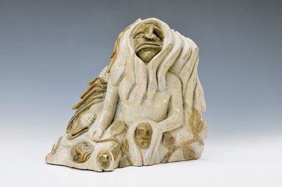 Dell Warner, 1953 - 2003 Kanad/Inuitkunst, Skulptur aus Speckstein, Geistermann oder Ahnenfigur, zweifarbig, am Boden signiert, ca. 27 x 27 cm, am ...
