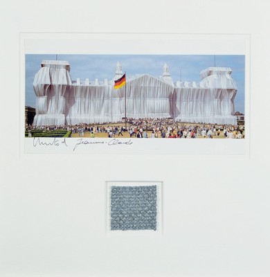 Christo und Jeanne Claude, geb., 1935, Multiple mit original Stoff, "Verhüllter Reichstag", handsigniert, unter Glas, Rahmen, ca. 12 x 23 ...