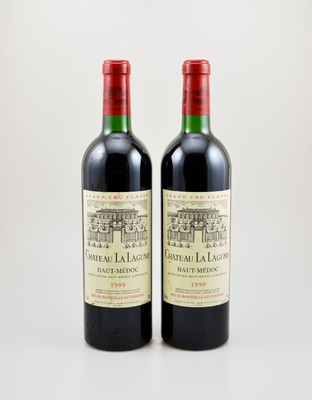 2 Flaschen 1999 Chateau La Lagune, Haut-Medoc, Grand Cru Classe, je ca. 75 cl, 13 % Vol., Füllstände: je ca. top shoulder, Etiketten l. beschmutzt, ...